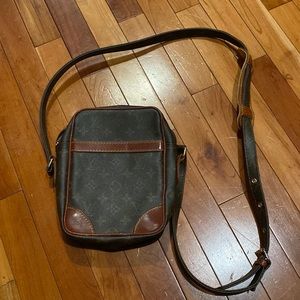 Louis Vuitton cross body purse